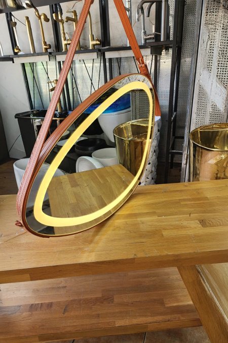 مرآة مضيئة معلقة بحزام جلدي